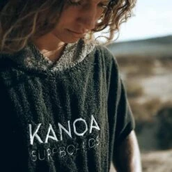 Poncho Noir Avec Poche Kangourou Zippée -Aventure Aquatique Soldes poncho noir avec poche kangourou zippee 4